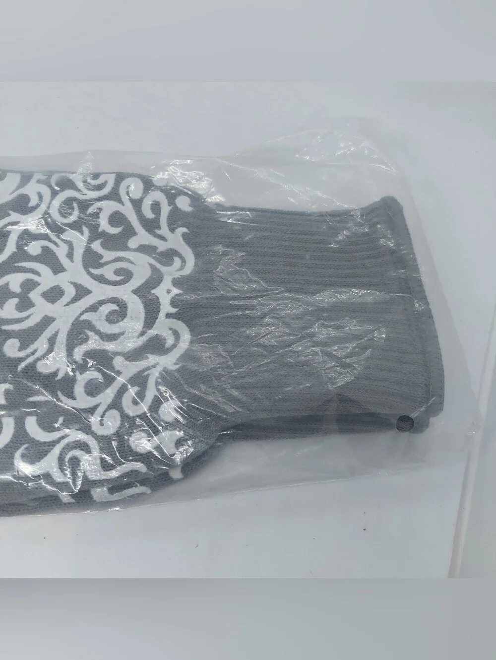 Temptations By Tara Oven Gloves Gray White 11.5